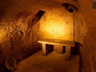 Mentre un secondo altare in pietra � posto solitario in una nicchia