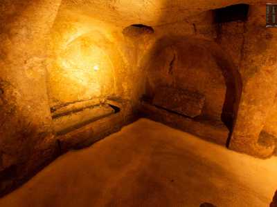 Anche questo sotterraneo nel 700 divenne un sepolcreto, di cui oggi � possibile scorgere le tombe ad arcosolio...