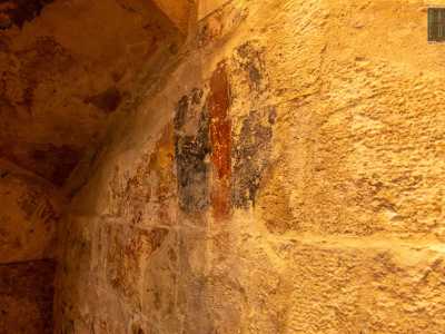 La cappella un tempo era completamente affrescata, come ricordano alcuni frammenti di dipinti murari del XIII secolo sopravvissuti