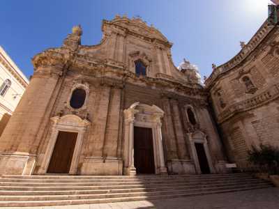 Non ci resta ora che raggiungere la terza tappa del nostro tour. Attraversiamo cos� il centro storico per arrivare dinnanzi alla sontuosa Cattedrale di Maria Santissima della Madia: un tempio che sorge su un�area abitata sin dall�et� del bronzo