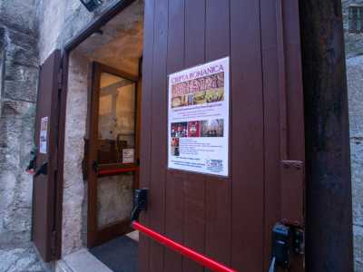 Accediamo a questo mondo sotterraneo da un ingresso laterale del duomo, accompagnati dai responsabili di �Pietre Vive�, associazione che si occupa delle visite al luogo