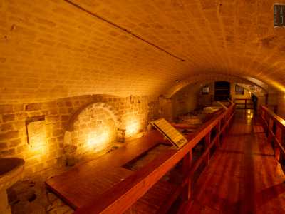 Ed eccoci quindi all�interno di larghi ambienti a volta collegati tra loro con passerelle in legno che sovrastano i millenari resti archeologici