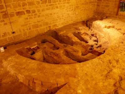 Scorgiamo ci� che rimane della cattedrale romanica di Romualdo. Dell�edificio, demolito nel 700 per far posto all�attuale cattedrale barocca, sono visibili l�abside...