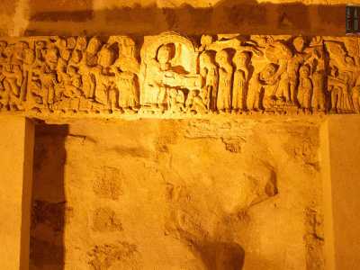 Oltre a un raffinato architrave istoriato che collegava l�edificio all�adiacente chiesa (anch�essa scomparsa) di San Cataldo