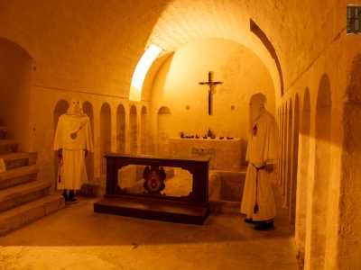 Colpiscono qui i due inquietanti manichini ricoperti da una tunica bianca che copre anche il loro capo. Sono gli originali abiti che vestivano i membri della Arciconfraternita del Santissimo Sacramento, che qui aveva sede in passato