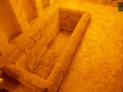 In questo luogo probabilmente veniva praticato un processo di �mummificazione� per gli esponenti pi� importanti della comunit� religiosa. Ne sono la prova le due vasche dove i defunti erano appoggiati e lasciati �colare� fin quando i liquidi corporei abbandonavano lo scheletro