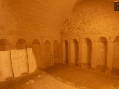 Corpi che venivano poi esposti all�interno di quelle nicchie che vediamo scavate nelle pareti di questa cripta, simbolo dell�antica Monopoli sotterranea
