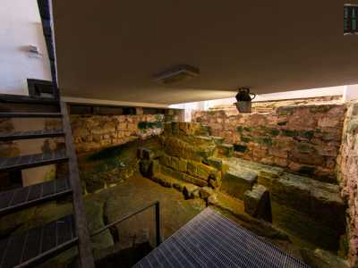 Accediamo quindi al sottosuolo utilizzando una scala in ferro che ci conduce in una serie di ambienti dove si distinguono zone in muratura che si uniscono a parti scavate nella roccia