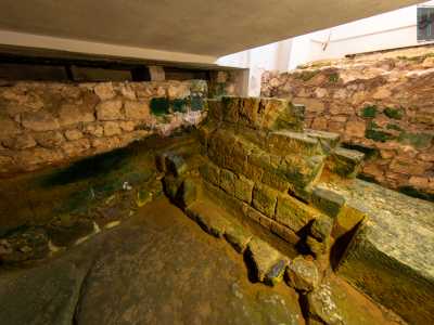 Sono i resti della chiesa di Santa Maria in Portu Aspero, anche se alcuni studiosi la identificano come San Nicola o San Clemente. Il toponimo rimanda alle vicine scogliere aguzze che rendevano difficili gli approdi delle navi