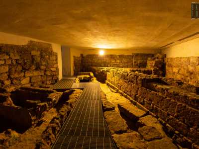 ...intervallate dalle fondamenta di antiche fortificazioni