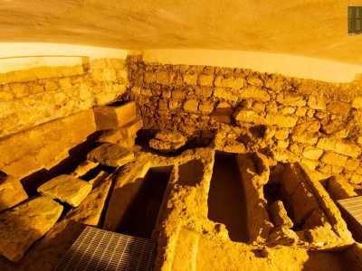 Notiamo infatti una serie di sarcofaghi e tombe che si aprono nel pavimento sotto i nostri piedi...