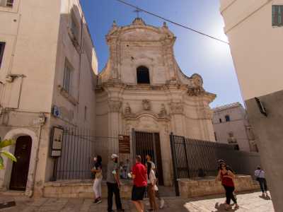 Torniamo in superficie e ci spostiamo di poche decine di metri sino a giungere davanti alla medievale chiesa di Santa Maria degli Amalfitani