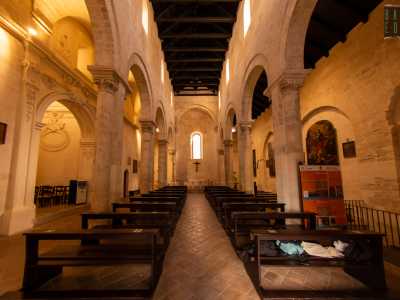 L�interno dell�edifico conserva l�impianto a tre navate e absidi di stile romanico... 