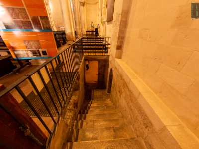 Ma quello che ci interessa � ci� che si cela al di sotto del pavimento. Una scala in pietra ci porta cos� nella cripta di Santa Maria degli Amalfitani, una delle chiese rupestri pi� antiche di Monopoli