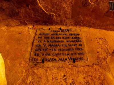 Poniamo infine l�attenzione su una vecchia targa che ricorda l�edificazione della chiesa...