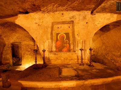 Sull�ara centrale � esposta una tela seicentesca copia dell�antica raffigurazione della Madonna col Bambino il cui disegno si trovava in origine su una parete