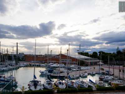 ...l� dove sono ormeggiate una serie di barche a vela e a motore