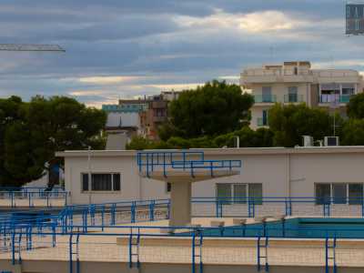 Da qui � possibile raggiungere i vari impianti, tra cui la piscina esterna, adagiata su una terrazza su cui ci portiamo salendo alcuni scalini