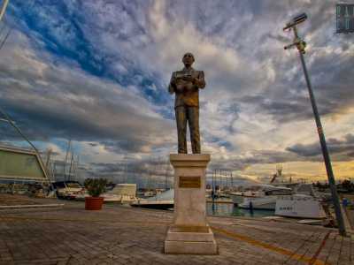 Varcata l�entrata ci ritroviamo in una grande area aperta che si affaccia sul mare...