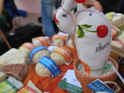 Tavolo con artigianato 