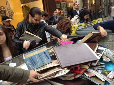 Libri nei cassonetti di via Melo