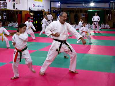 Lo troviamo tra i suoi allievi sul tatami: con le gambe � in posizione zenkutsu dachi, ovvero con il peso su quella anteriore piegata e l�arto posteriore dritto, mentre le braccia sono in gedan barai (parata bassa)