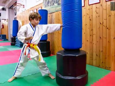 Osserviamo insieme l�allenamento di una delle classi: ci impressiona un piccolo atleta che si esercita colpendo un sacco con un oi zuki (un pugno avanzato)...