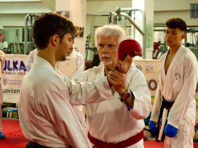 �Negli anni c�� stata un�evoluzione del karate � ci spiega �. La federazione ha ad esempio vietato il contatto diretto per evitare che ci si possa fare male. Anche gli allenamenti sono cambiati: quando ho iniziato io ancora si spaccavano le tavolette con le mani nude�