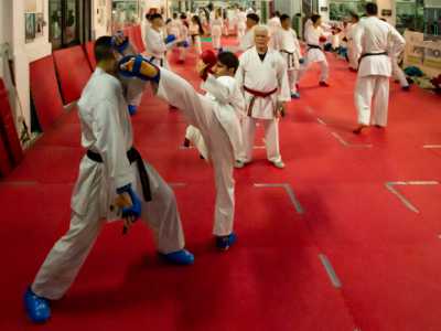 All�interno della palestra ad ambiente unico notiamo poi per terra il tatami sul quale si allenano ragazzi e ragazze vestiti di bianco con cinture colorate