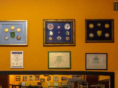 Varchiamo l�ingresso ritrovando proprio il 75enne proprietario nella sala attrezzi, le cui mura sono gremite di coppe, premi e fotografie dei baresi formatisi qui
