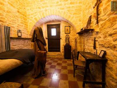 ...giungiamo in quella che, secondo la storia, sarebbe l�originale cella in cui viveva Beato Giacomo Illirico