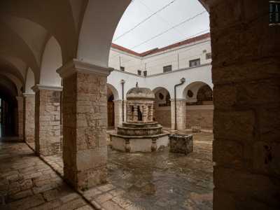 Attraverso una porta alla destra del portale d�ingresso si accede al chiostro centrale del complesso, l� dove si apre l�entrata al museo