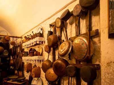 Il nostro sguardo viene infatti immediatamente catturato dalle rappresentazioni di un�antica cucina costellata di antiche pentole, paioli, stadere e altri recipienti in rame...