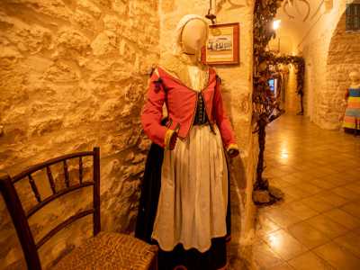 In quest�ultima stanza � possibile notare due manichini abbigliati con costumi tipici dell�epoca di re Ferdinando IV di Borbone ideati dalla studiosa Rita Faure e realizzati dagli studenti dell�Accademia di Belle Arti di Bari