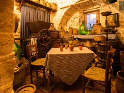 Dopo avere oltrepassato una ricostruzione di una tradizionale cantina, principale luogo di ritrovo e socializzazione maschile...