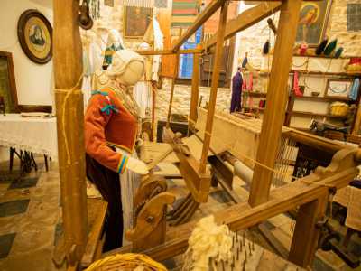 Al centro della stanza vi � infatti un grande telaio ottocentesco che fa bella mostra di s�...