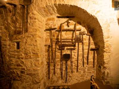 ...testimoniato dai numerosi attrezzi per coltivare la terra che occupano i muri: zappe, aratri, rastrelli, picconi e falcetti