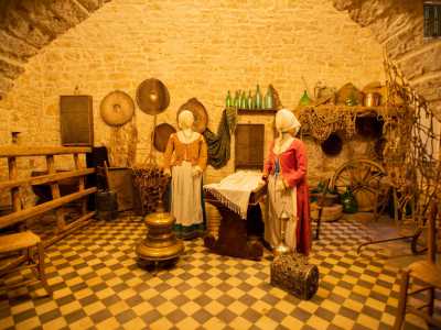 Questa sala � anche il luogo dove viene rappresentata la Grotta della Nativit� del presepe vivente, messo su durante il periodo natalizio da attori che interpretano dal vivo gli antichi mestieri. Sono visibili due statue ai fianchi di una culla in legno a raffigurare la Sacra Famiglia