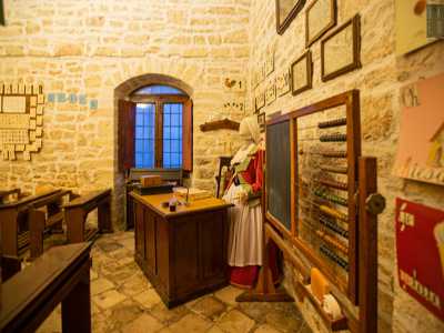 Accanto vi � invece la bellissima ricostruzione di un�aula scolastica tipica degli inizi del 900...