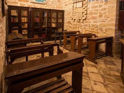 ...con tanto di banchi in legno e biblioteca