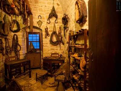 Mentre le sale successive sono tutte dedicate agli antichi mestieri. Si va dalla bottega del sellaio e calzolaio...