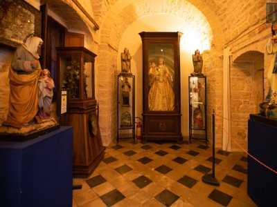 Giungiamo infine nella sala pi� grande, adibita interamente alla conservazione di oggetti di devozione popolare provenienti da collezioni private o donati da altri conventi, tra cui ex voto, reliquiari, statue, opere d�arte e antichi libri