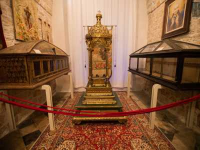 Pi� avanti notiamo altri due elementi di grande interesse: le urne nelle quali vennero custodite per secoli le spoglie del Beato prima di venire sostituite dal reliquiario risalente al 1913