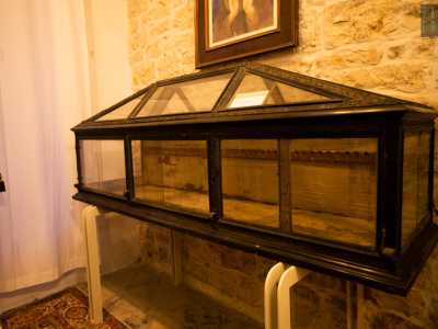 La seconda, del 1650 e realizzata in ebano laminato d�argento, fu un dono di Giangirolamo Acquaviva, conte di Conversano