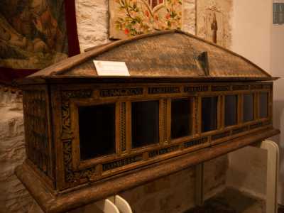 La prima, datata 1587 e realizzata in legno di abete, fu un dono del nobile Francesco Carafa, come si pu� evincere dalle lettere riportate sul fianco della cassa