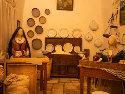 Le due sale che visitiamo ora sono invece dedicate al lavoro femminile. La prima � una ricostruzione di un ambiente domestico in cui si notano due manichini raffiguranti massaie intente a lavorare la pasta