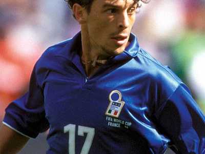 Ala destra abile nei dribbling, Francesco Moriero (Lecce, 1969) inizi� nella squadra della sua citt� per poi passare all�Inter dove disput� tre stagioni giocando anche assieme a Ronaldo �il Fenomeno�. In Nazionale gioc� 8 gare (tra cui quattro ai Mondiali del 1998), condite da due reti