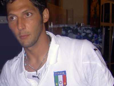 Abile nei calci piazzati e centrale difensivo dal gioco duro e falloso, Marco Materazzi (Lecce, 1973) detiene ancora il primato di gol per un difensore nel campionato di serie A: nella stagione 2000-2001 butt� infatti la palla in rete per 12 volte. Ha partecipato a due Europei e a due Mondiali, tra cui quello vinto nel 2006 (foto di Cryptex, Jacopo86, Snowdog)