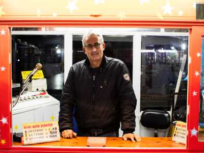 A venirci incontro � il 55enne Mauro Piccaluga. �Sono un giostraio di ottava generazione � racconta �, la storia della mia famiglia risale infatti agli inizi dell�800. A Bari fu mio nonno Giuseppe a inaugurare nel 1936 in via Calefati il primo luna park cittadino�
