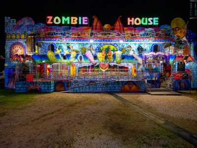 Continuiamo la nostra passeggiata nel parco. Ci imbattiamo cos� nella �zombie house"...
